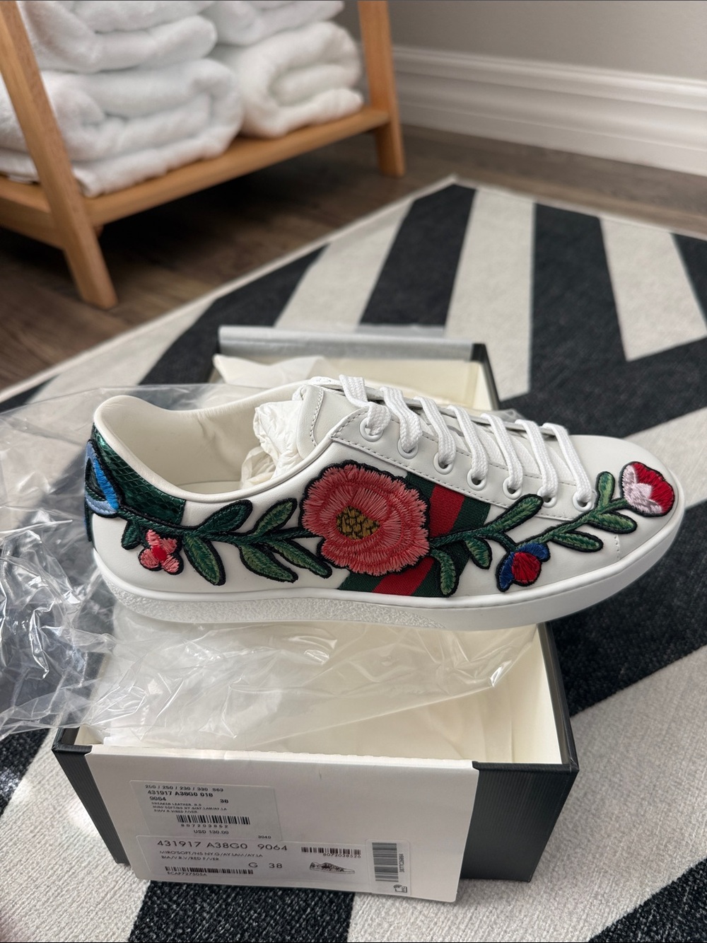 Authentic BRAND NEW women Gucci sneakers